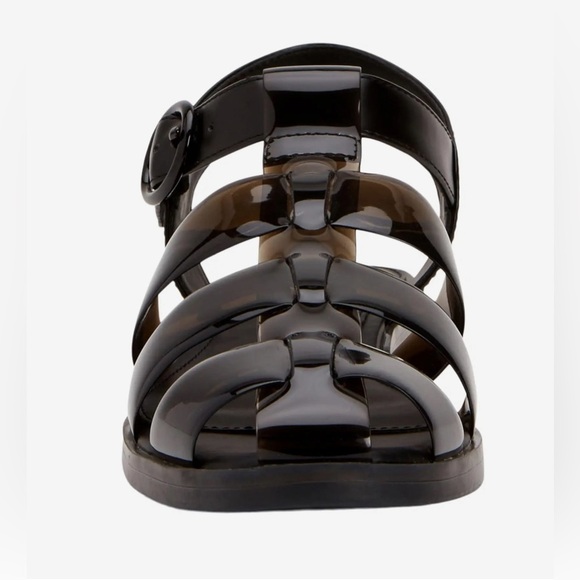 Katy Perry
The Geli Fisherman - Picture 6 of 8